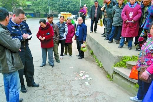 路上现200余元现金 路人围观1小时不敢捡后报警