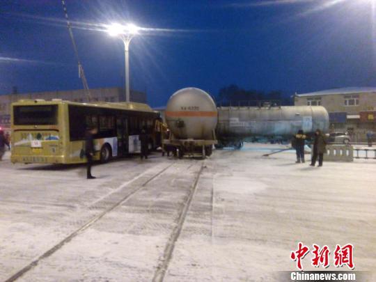 22日上午,哈尔滨市南岗区先锋路铁路道口处发生一起公交车与货运列车相撞的事故。图为事发现场。网友供图摄
