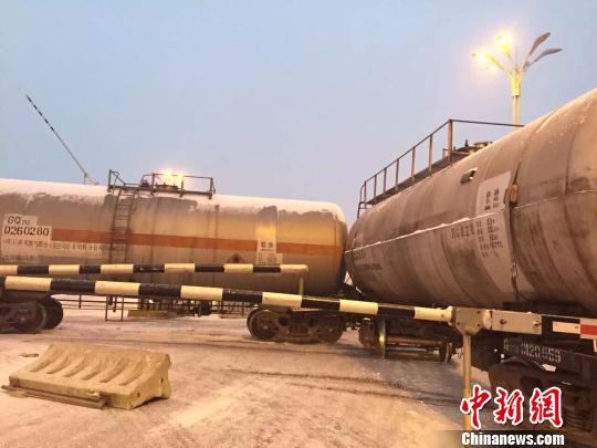 22日上午,哈尔滨市南岗区先锋路铁路道口处发生一起公交车与货运列车相撞的事故。图为事发现场。网友供图摄