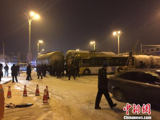 22日上午,哈尔滨市南岗区先锋路铁路道口处发生一起公交车与货运列车相撞的事故。图为事发现场。网友供图 摄